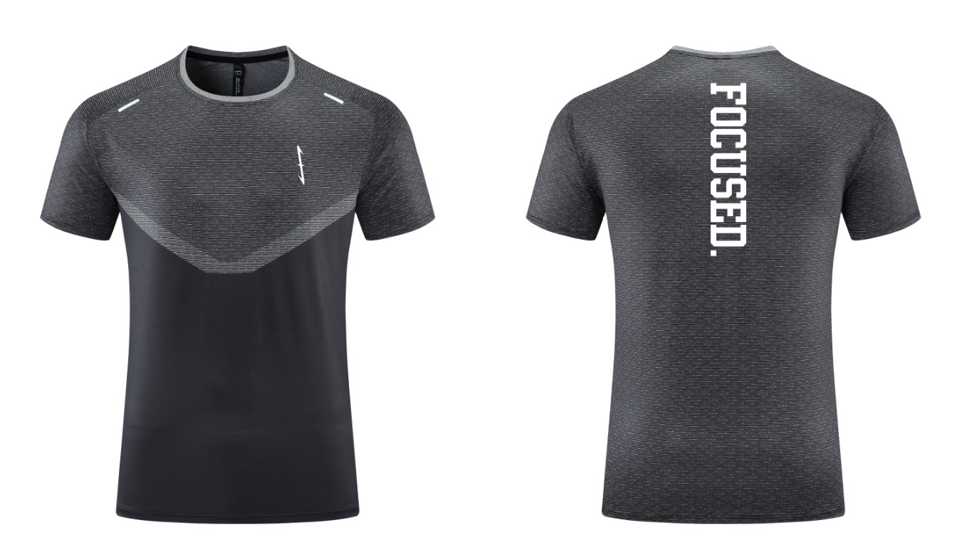 Camiseta técnica negra con FOCUSED. vertical
