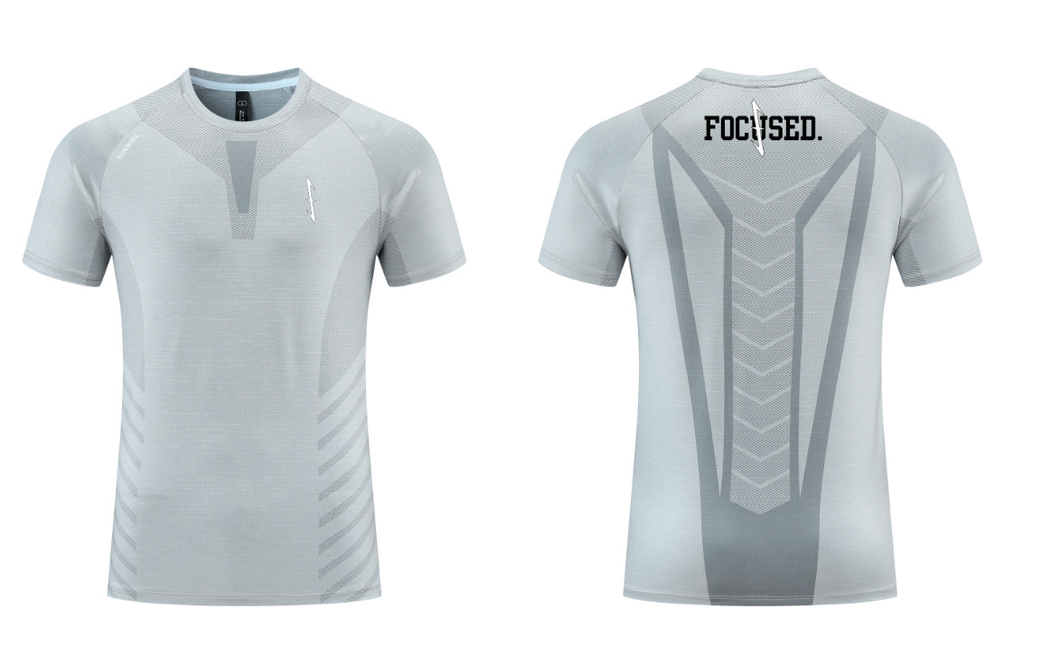 Camiseta técnica plateada FOCUSED con logo compacto